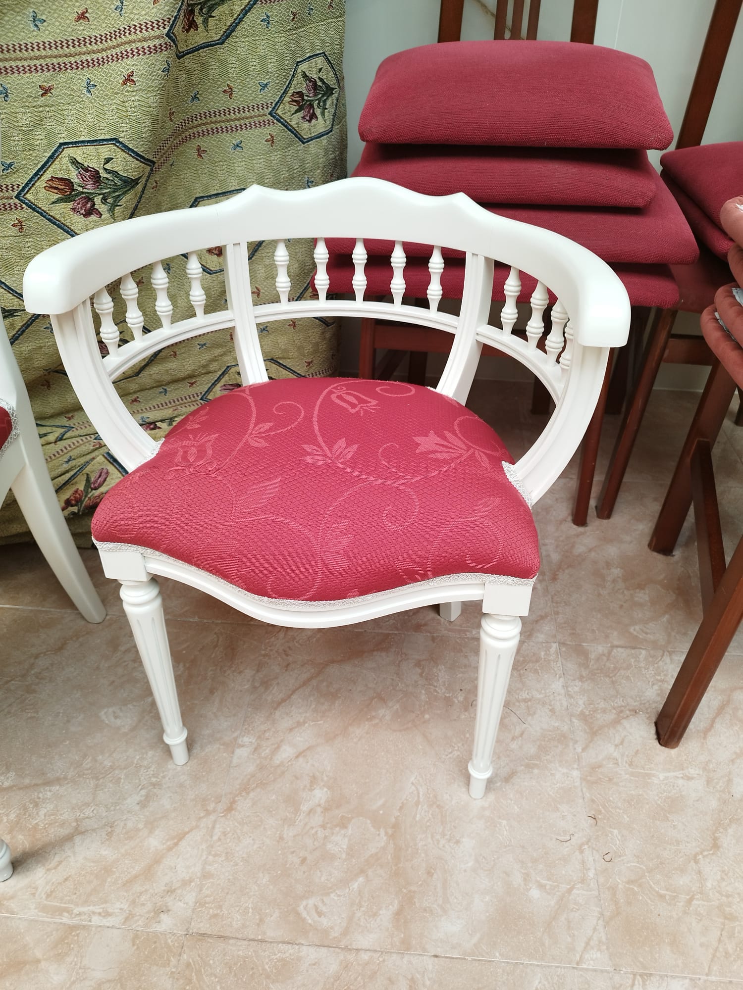 Somos la solución ideal si buscas un servicio de tapizado de muebles antiguos para particulares y empresas en Valencia, La Cañada y alrededores.